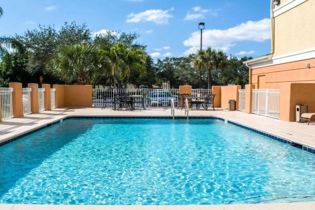 Comfort Inn Fort Myers Northeast Екстер'єр фото